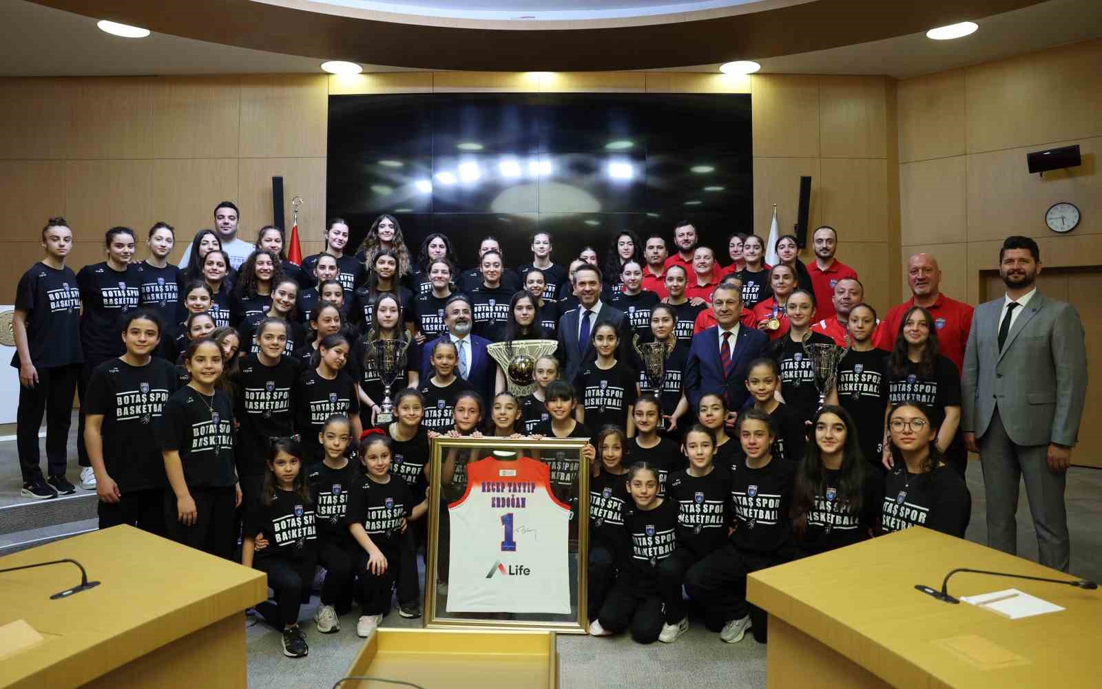 bakan-bayraktar-sampiyon-botas-sporla-bir-araya-geldi