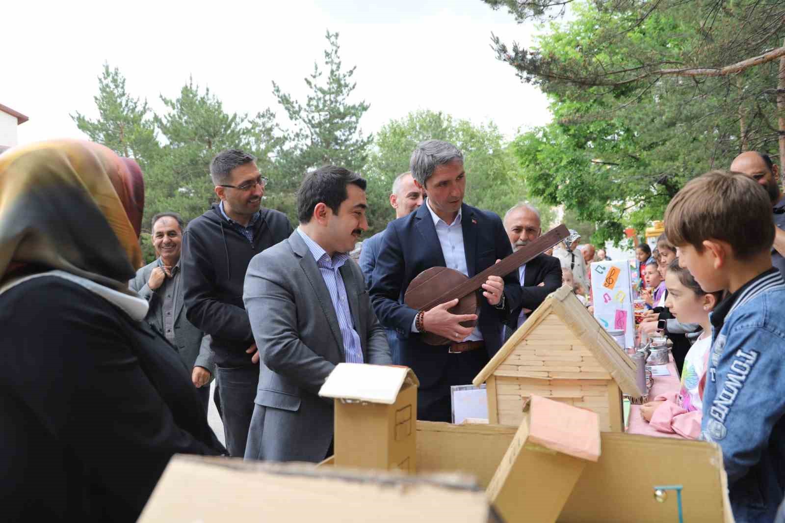 bayburtta-minik-eller-tasarliyor-sergisi-ve-harezmi-donem-sonu-sergisi-acildi