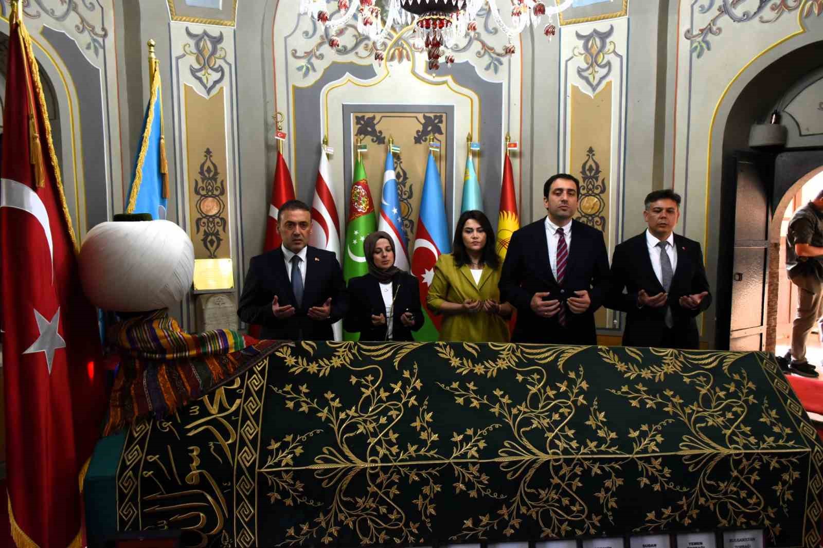 bilecik-valisi-sozer-ertugrul-gazinde-dua-ederek-goreve-basladi