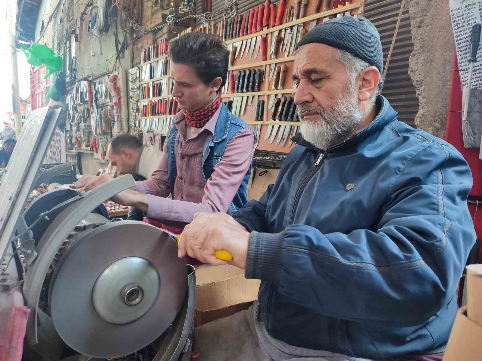 bilenmeyen-bicak-hem-kurbana-hem-de-kesene-zarar-veriyor