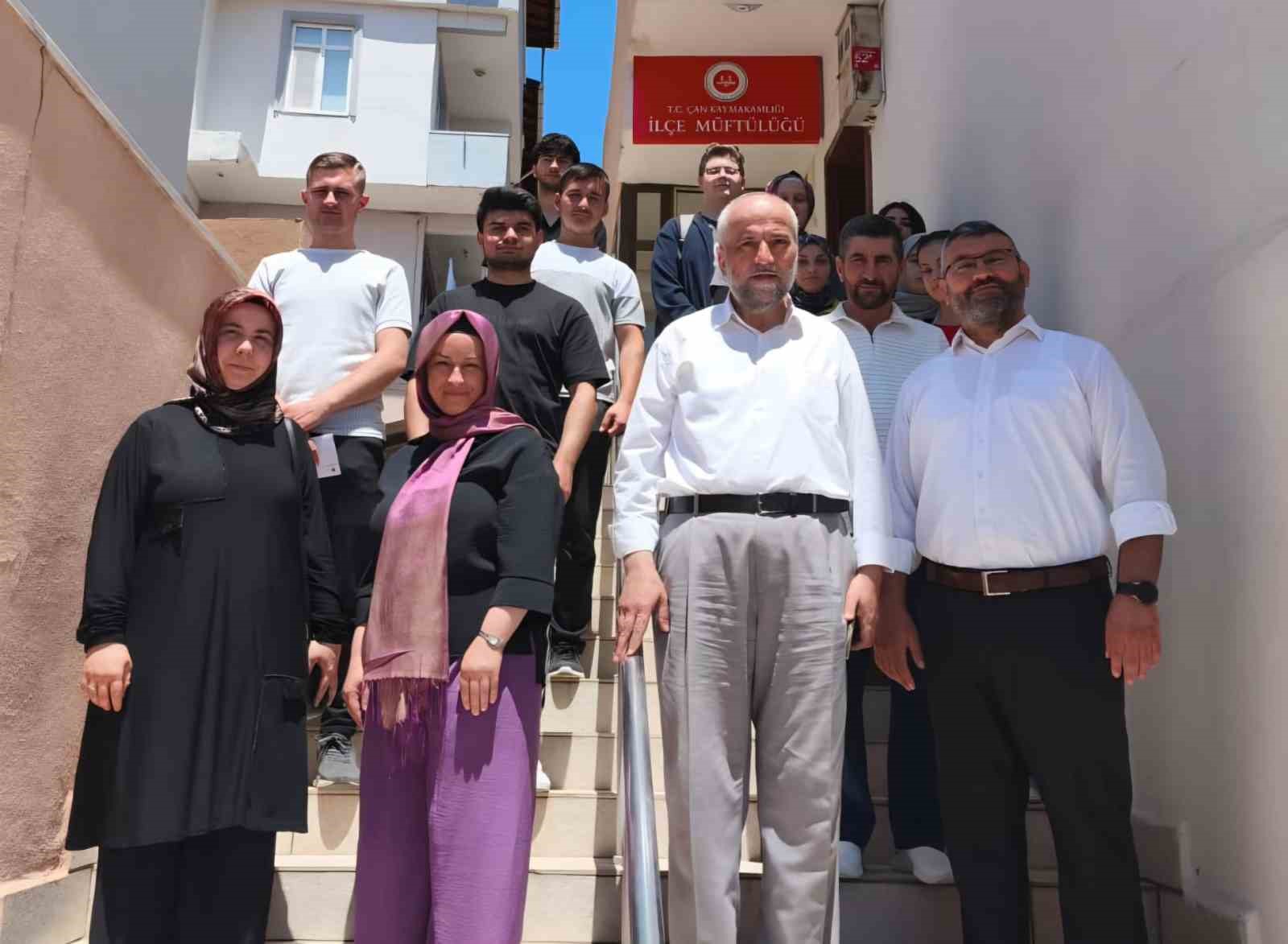 bilgi-yarismasinda-basarili-olan-ogrenciler-odullendirildi