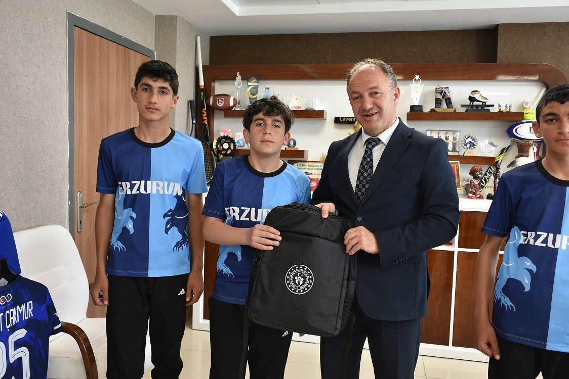 cakmur-kutladi-hediye-verdi