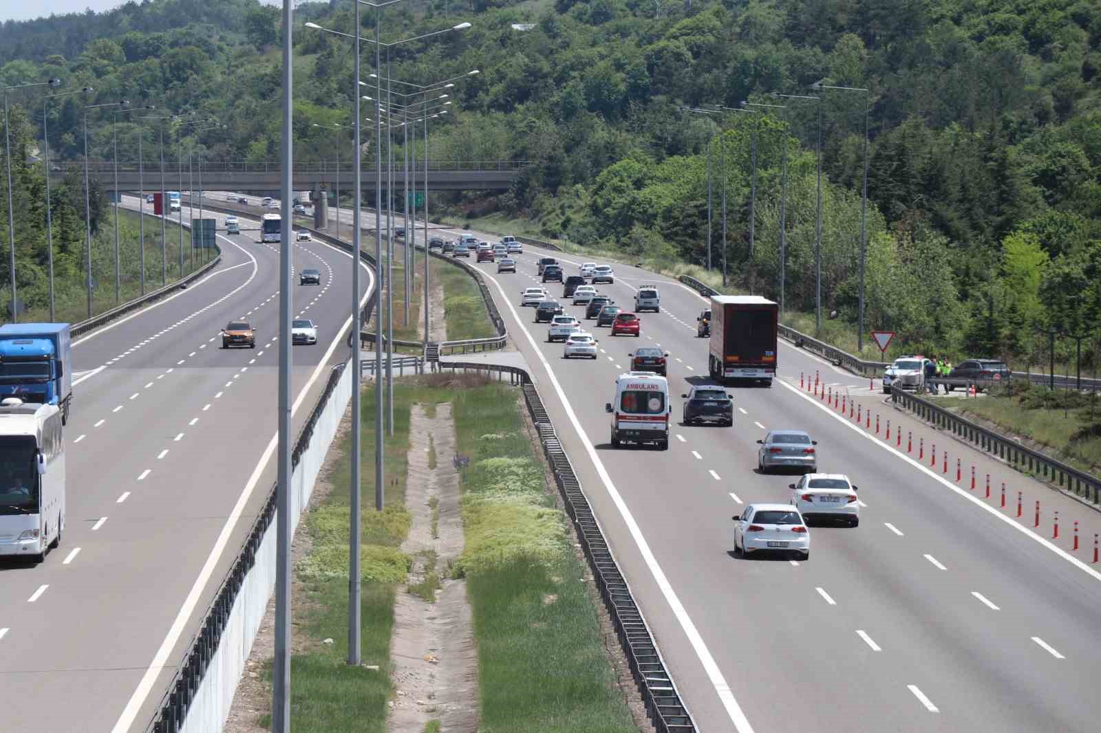 erkenden-yola-cikan-tatilciler-bolu-gecisinde-akici-yogunluk-olusturuyor