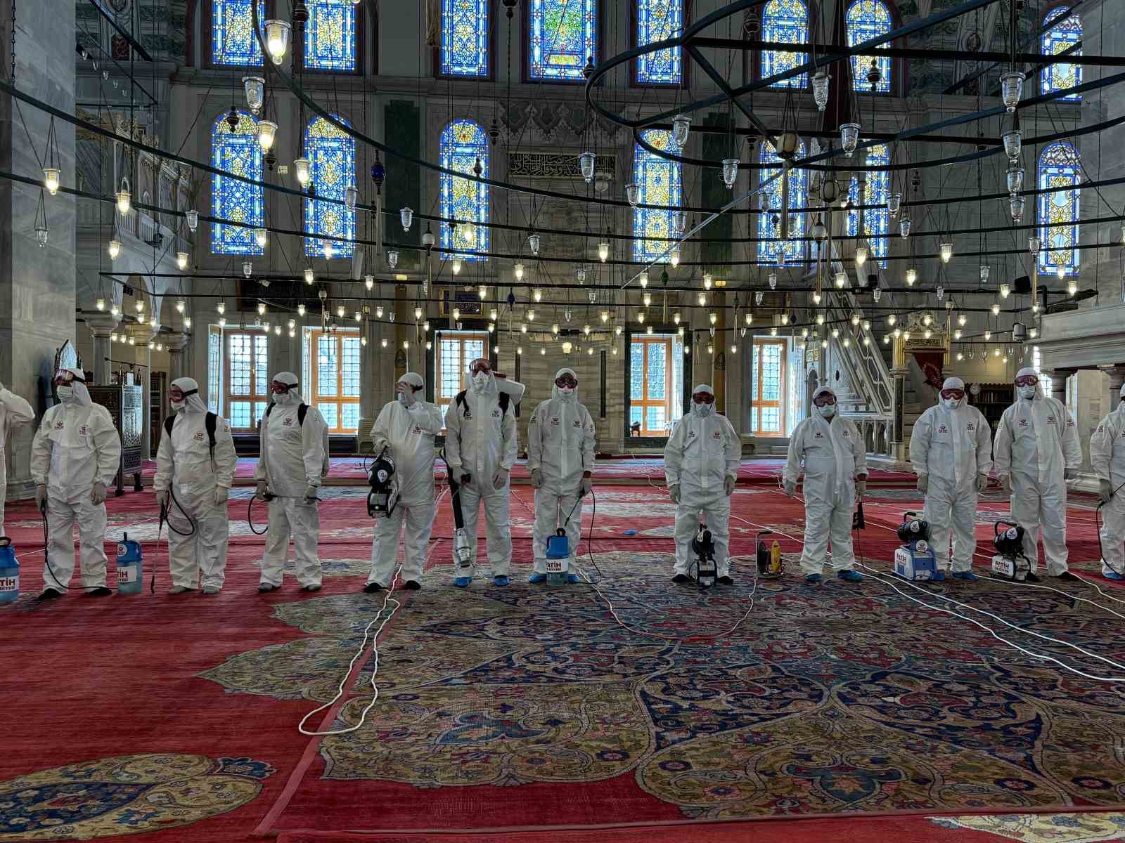 fatih-camiinde-bayram-temizligi