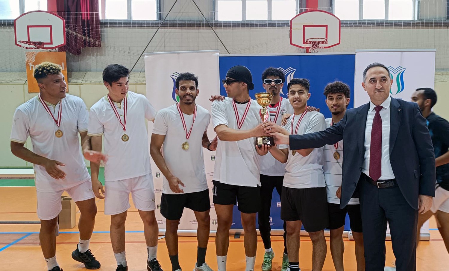 futsal-turnuvasinda-sampiyonlar-odullerini-aldi