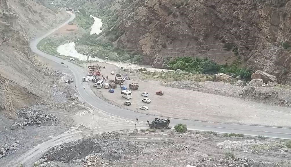 hakkaride-midibus-devrildi-6-asker-yaralandi