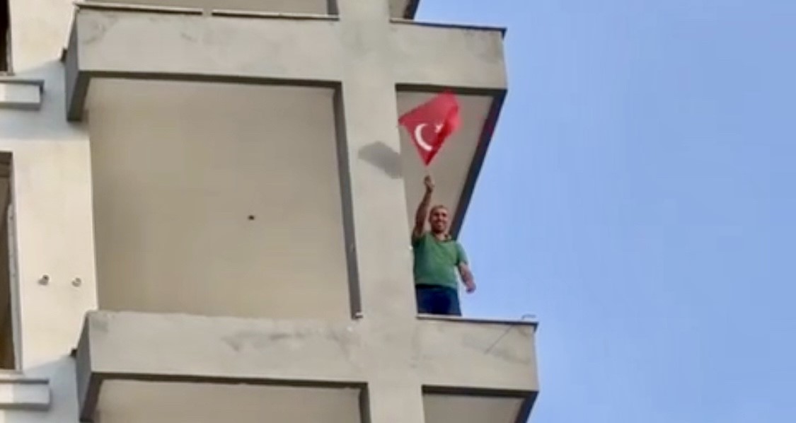 hasarli-bina-yikiminda-is-makinesi-operatorunun-turk-bayragi-hassasiyeti