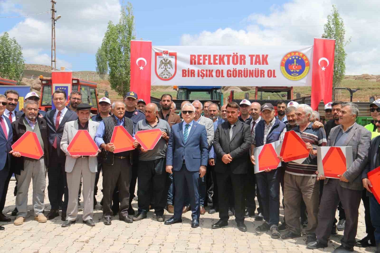 il-jandarma-komutanligi-artan-traktor-kazalarini-onlemek-icin-reflektor-dagitti