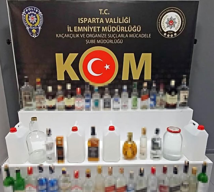 ispartada-kacak-alkol-operasyonu-27-litre-kacak-icki-ele-gecirildi