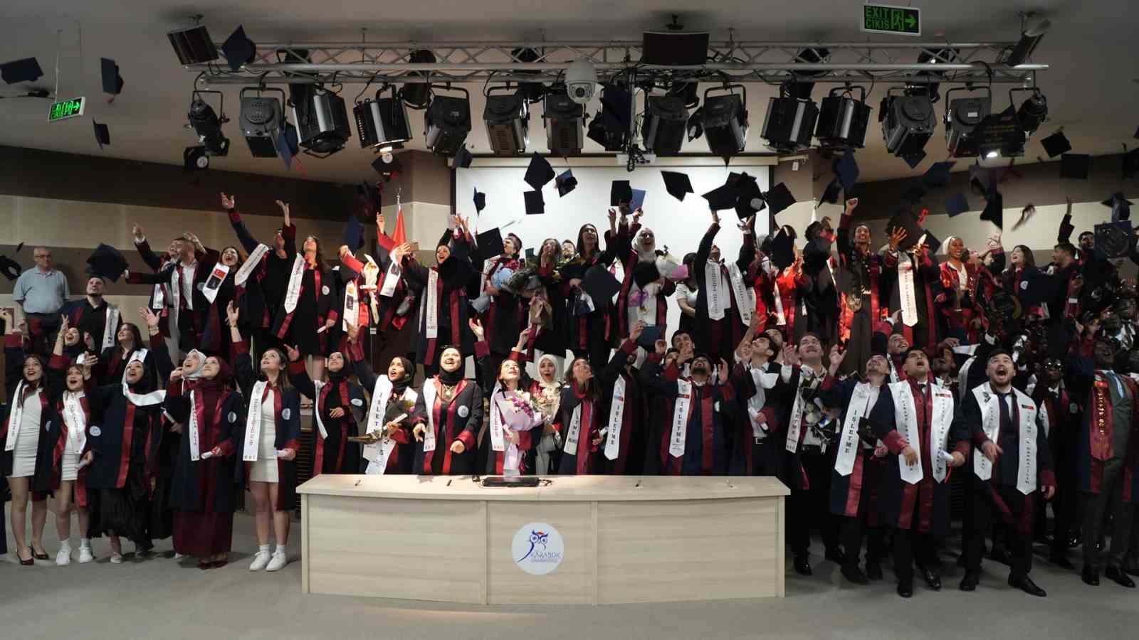 karabuk-universitesinde-mezuniyet-coskusu