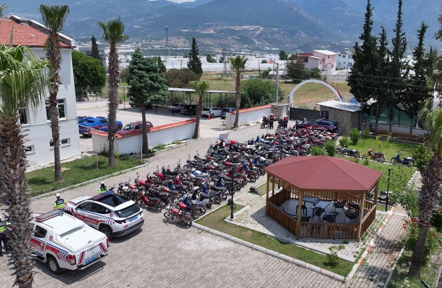 kasta-motosikletlere-yonelik-huzur-ve-guven-uygulamasinda-145-arac-trafikten-men-edildi