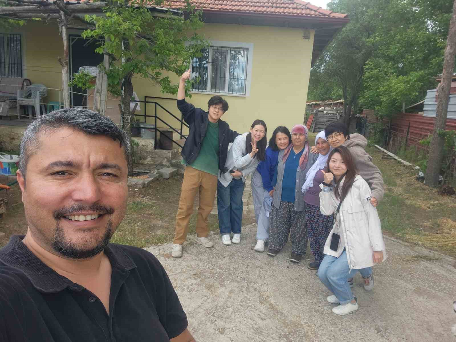kaza-yapan-cinli-kafileyi-evinde-agirlayip-sazla-sozle-eglendirdi