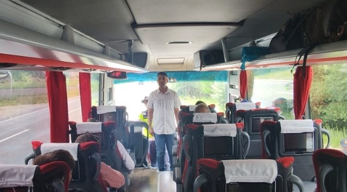 konyada-jandarma-yolcu-gibi-bindigi-otobusu-denetledi-surucu-cezadan-kurtulamadi