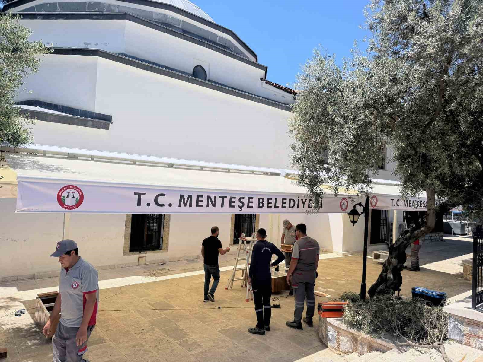 mentese-belediyesinden-kursunlu-camiine-golgelik-tente