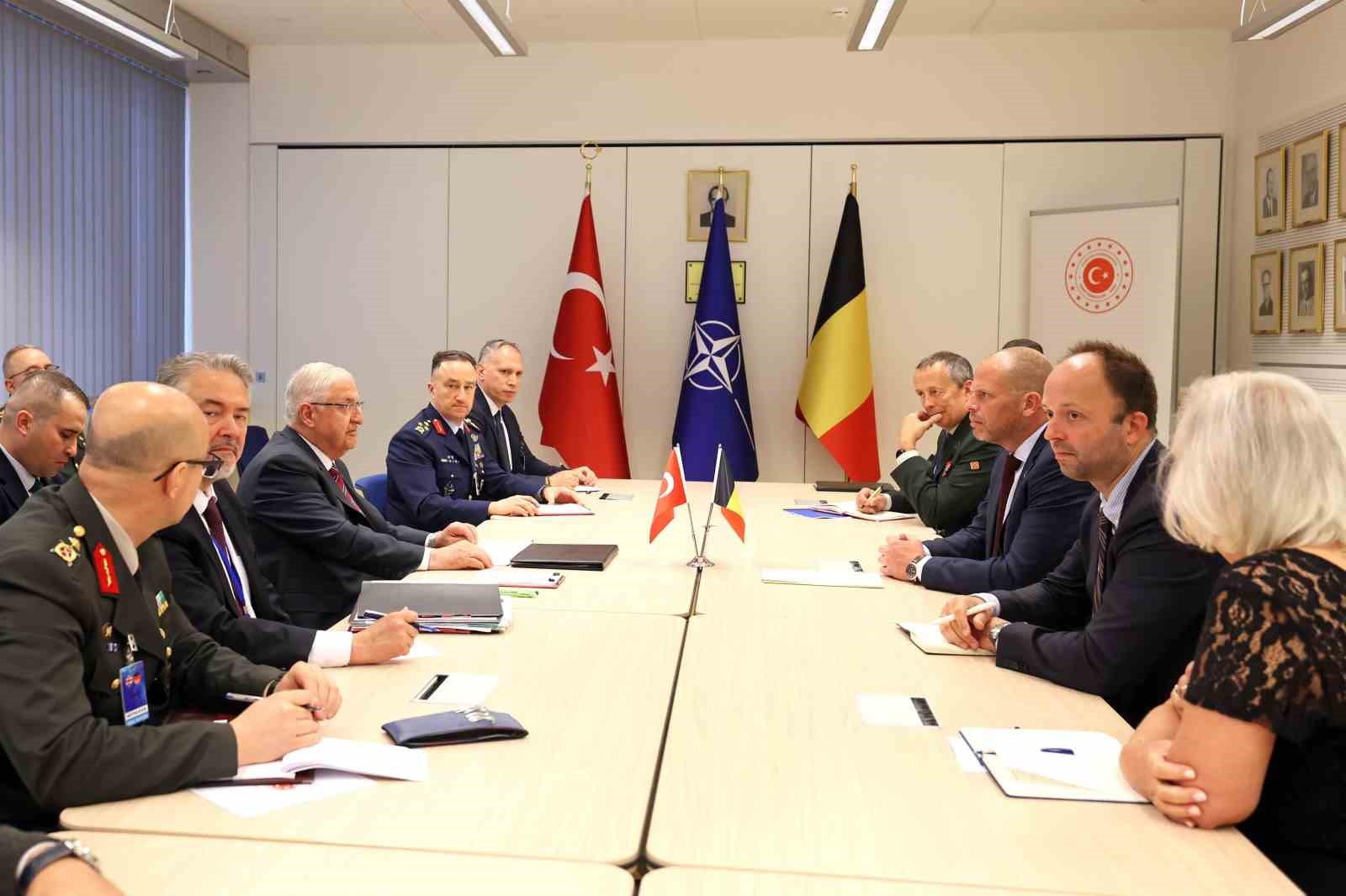 milli-savunma-bakani-guler-belcika-savunma-bakani-francken-ile-gorustu