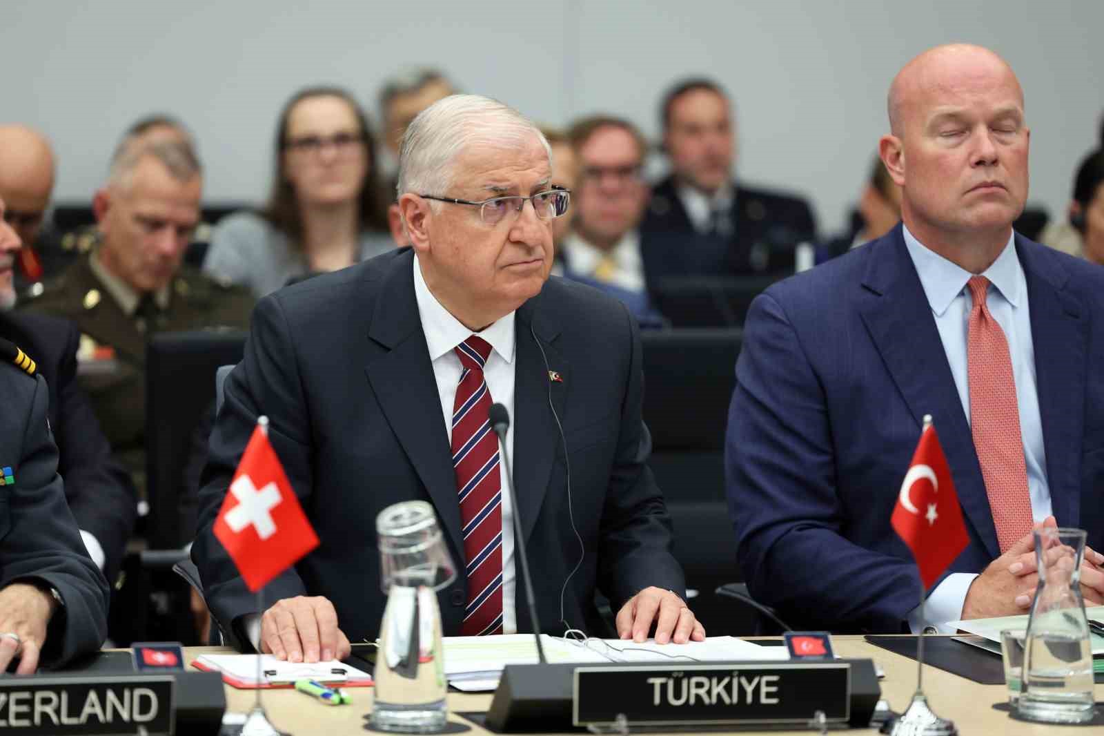 milli-savunma-bakani-guler-ukrayna-temas-grubu-toplantisina-katildi