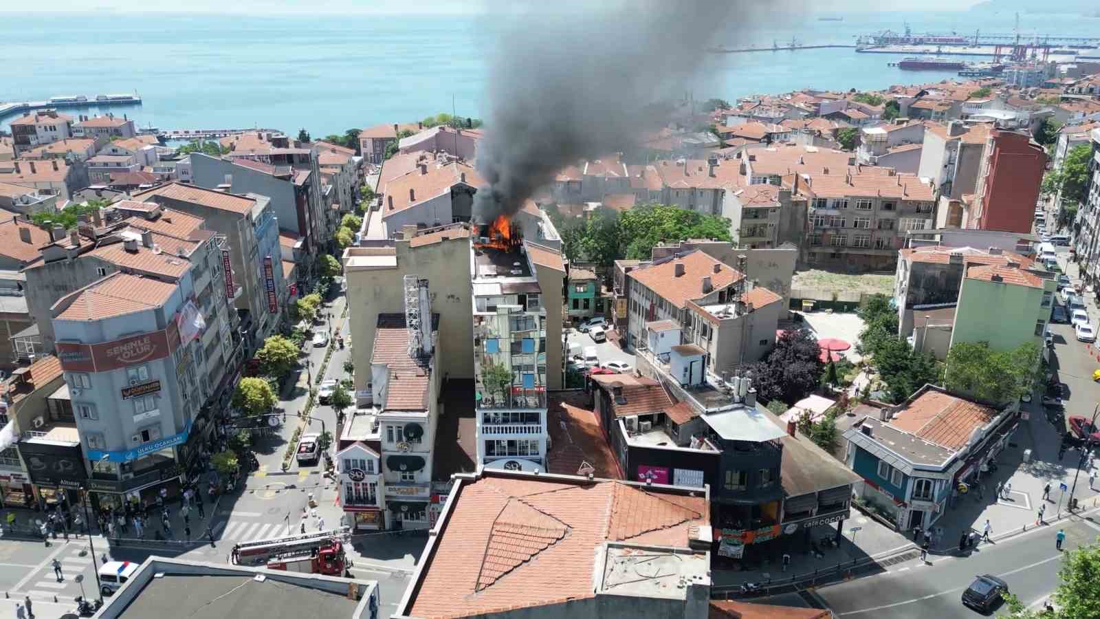 pastane-yangini-asansor-panosundan-cikmis