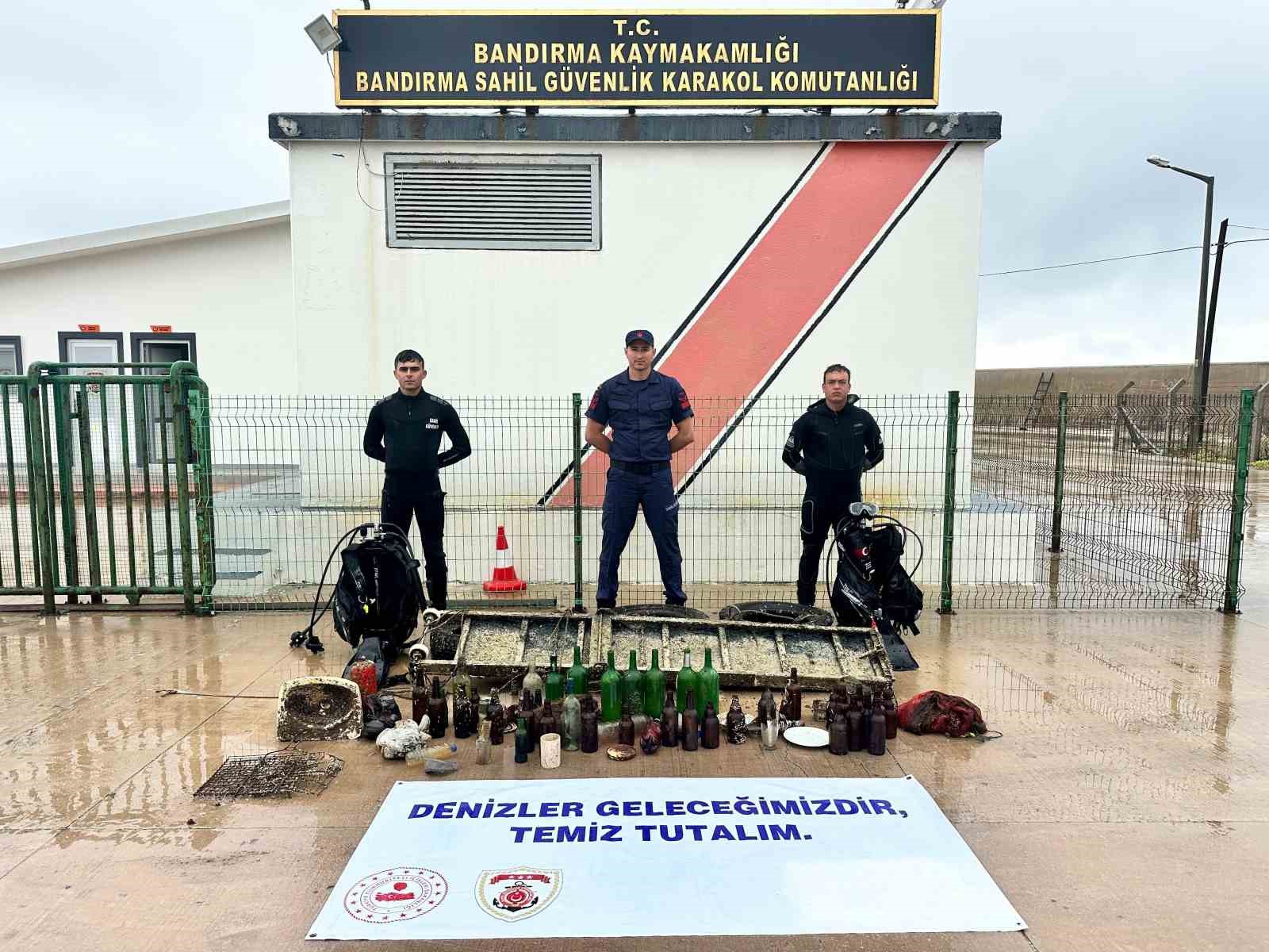 sahil-guvenlik-ekiplerinden-cevre-gunune-ozel-deniz-temizligi