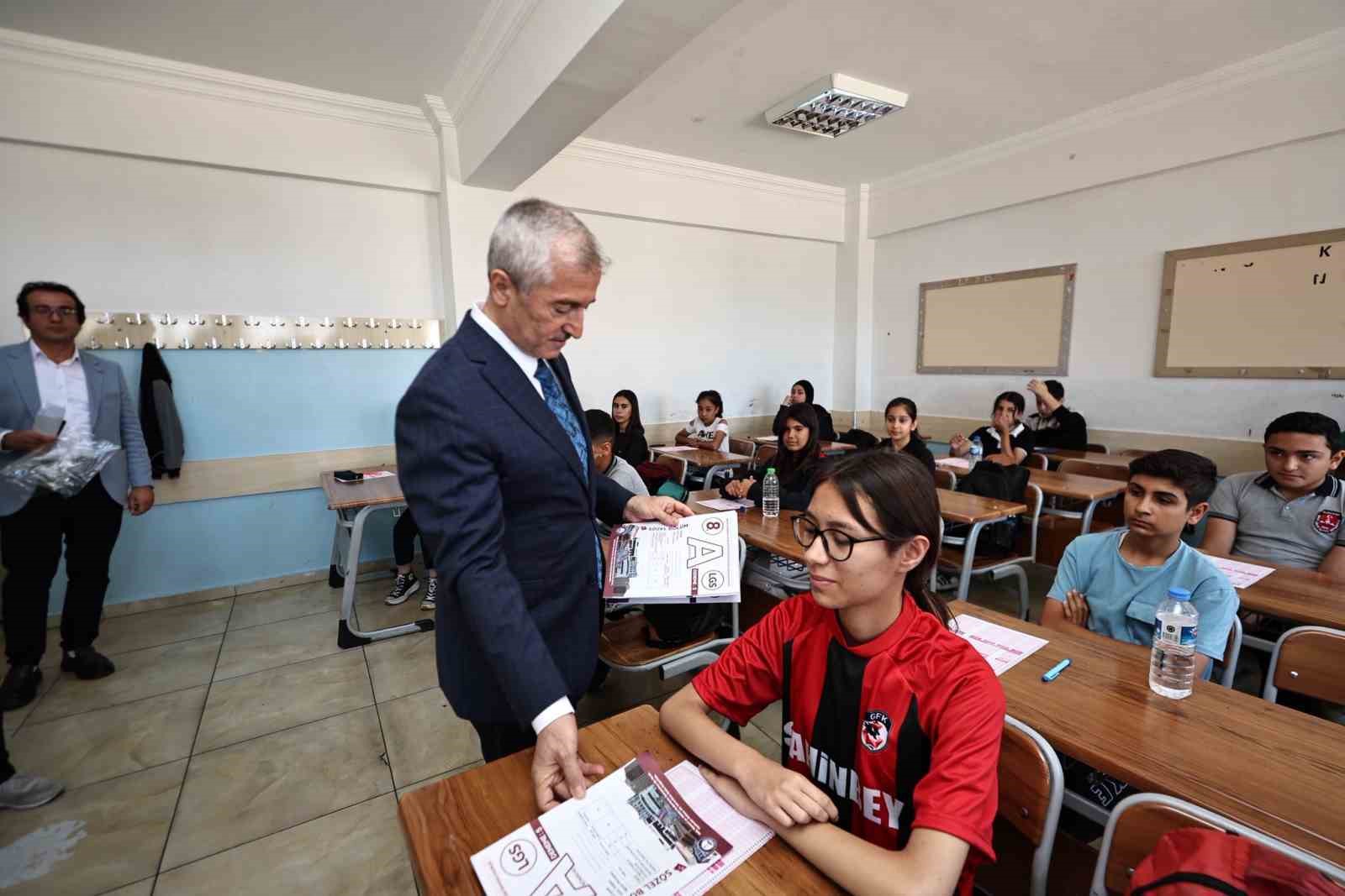 sahinbey-belediyesinden-ogrencilere-deneme-seti-destegi