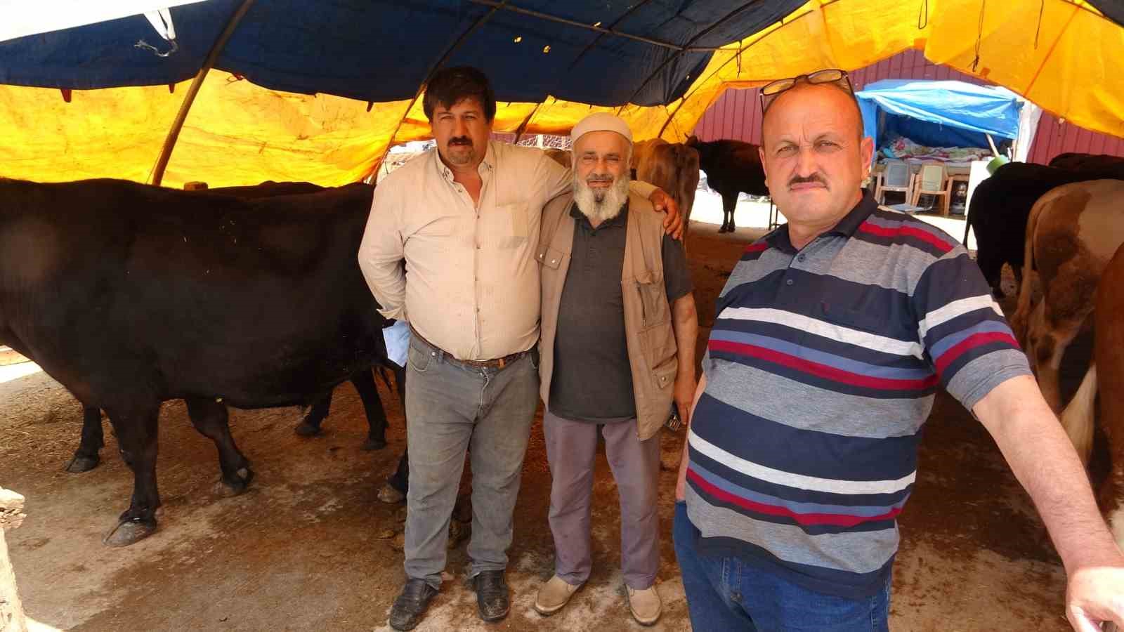 samsunda-kurban-pazarinda-yuzler-guluyor-hayvanlar-elde-kalmadi