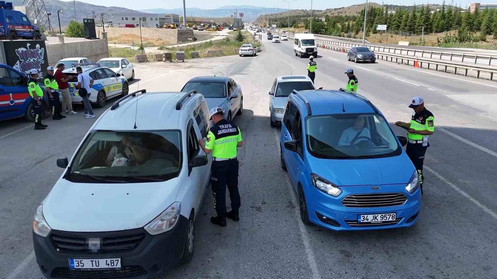 tatilcilerin-bayram-yolcugu-basladi-43-ilin-gecis-guzergahinda-siki-tedbir-alindi