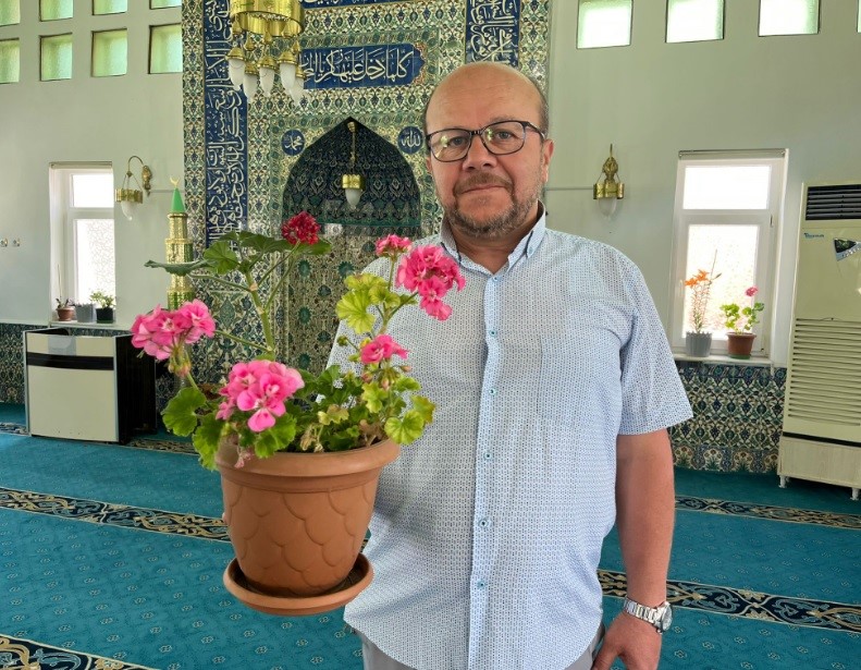 tavsanli-orman-camii-muezzin-ve-cemaatin-eliyle-cicek-bahcesine-dondu