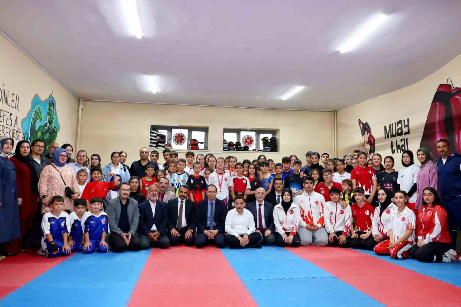 vali-cicekten-erva-saglik-spor-kulubune-ziyaret