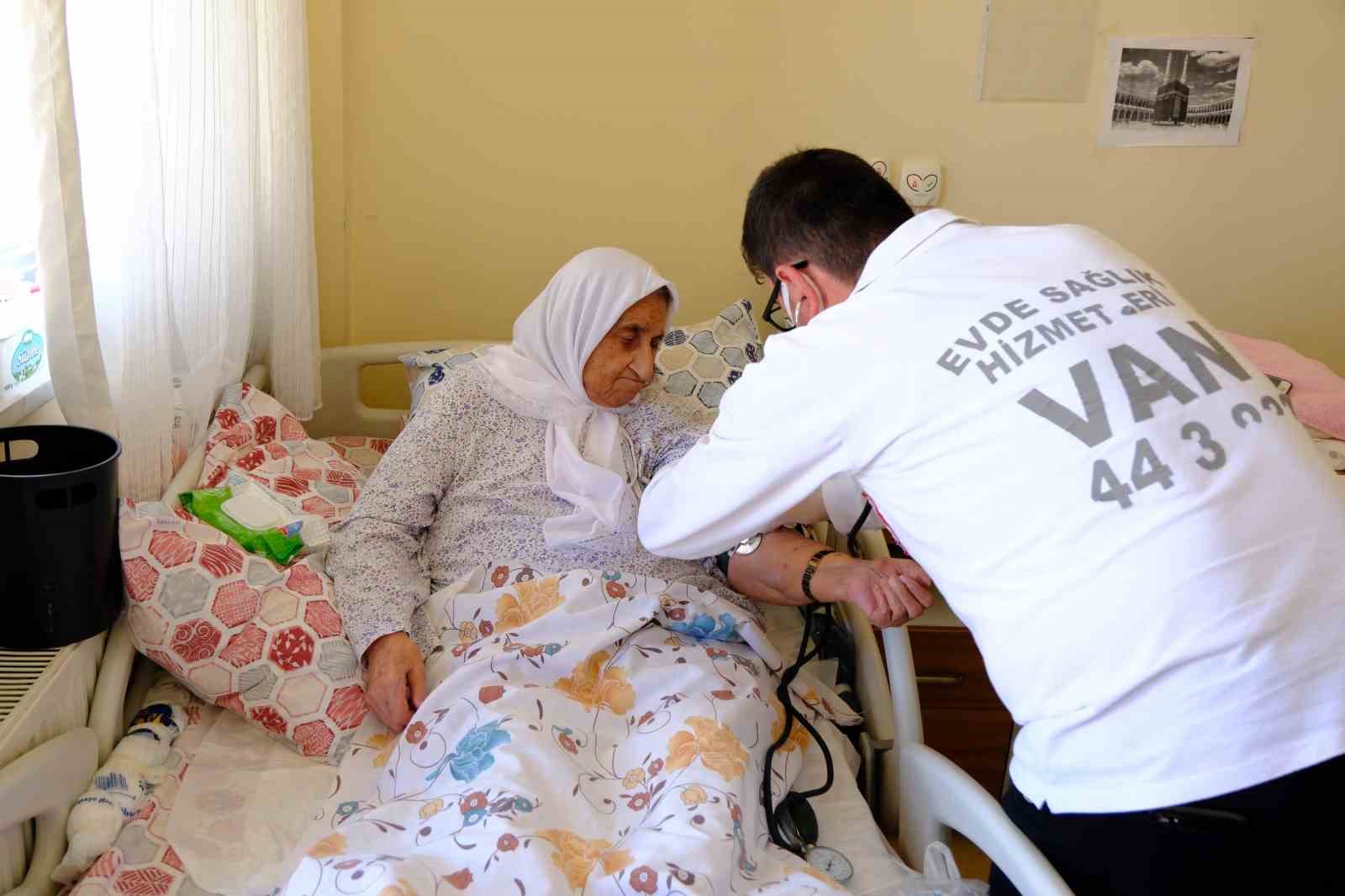 vanda-bayram-oncesi-huzurevi-sakinlerine-saglik-hizmeti