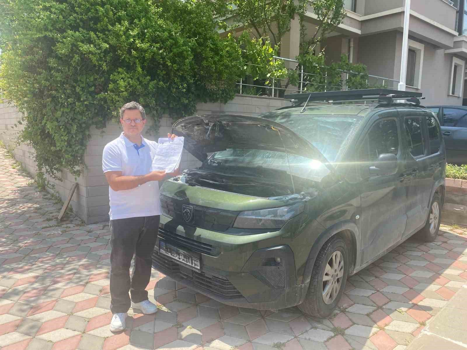 yeni-aldigi-peugeot-marka-arabasi-once-4-kere-servise-girdi-sonra-otoparkta-alev-aldi