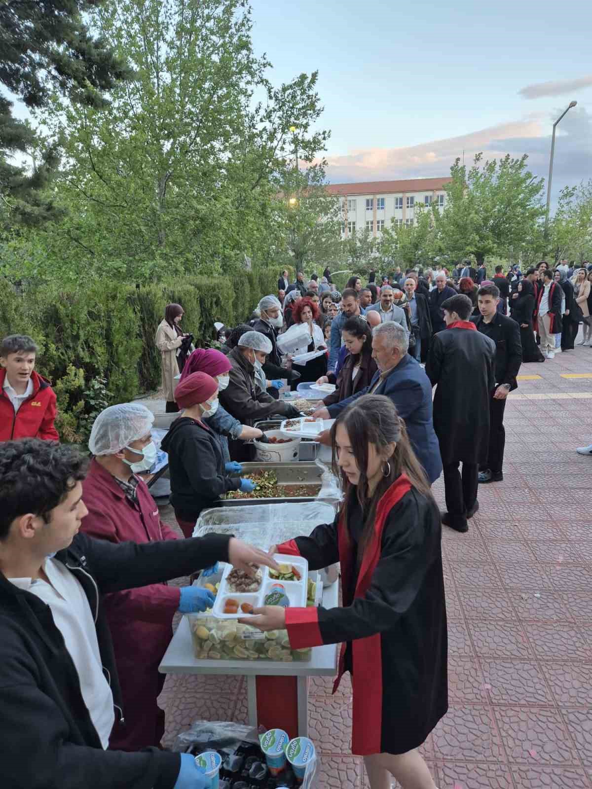 yunus-emre-anadolu-lisesi-mezunlarini-gorkemli-bir-torenle-ugurladi