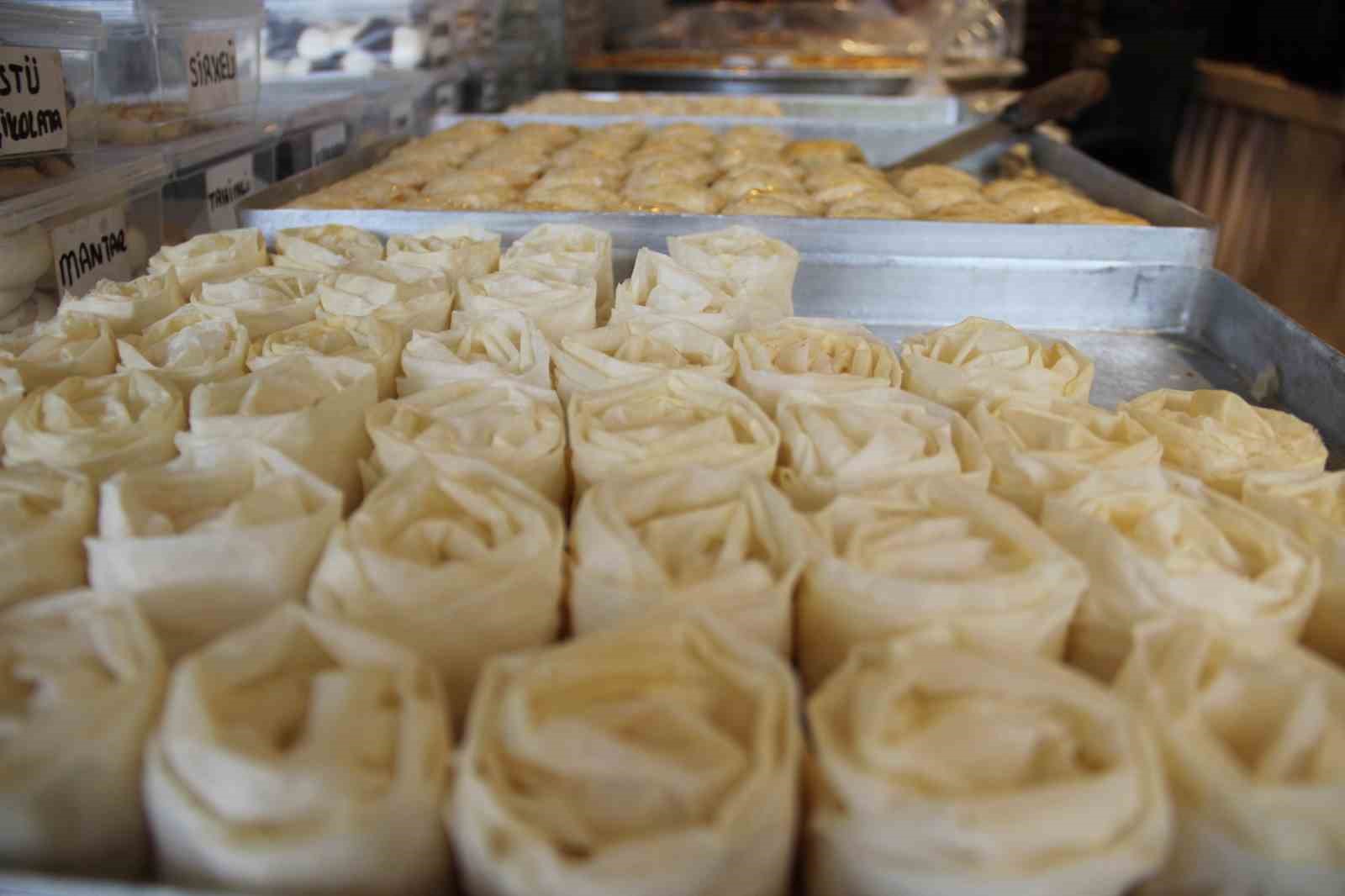 4-saatte-pisen-corum-baklavasi-bayramda-damaklari-tatlandiracak