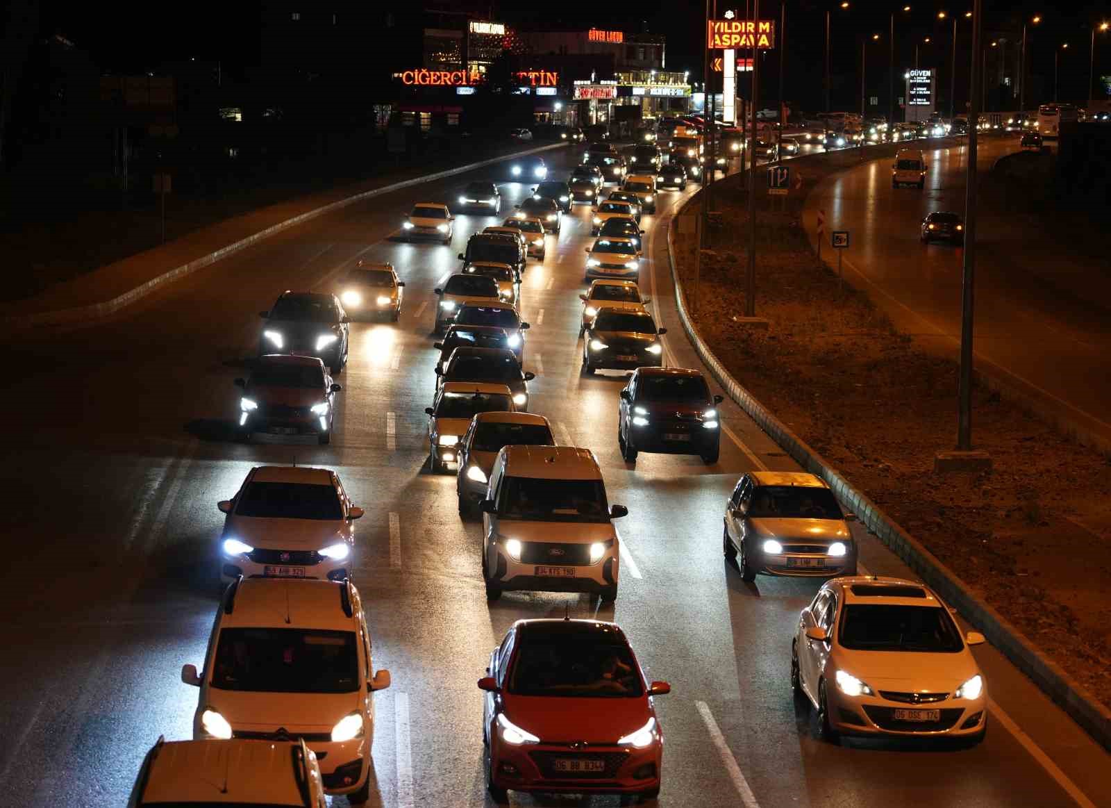 43-ilin-gecis-guzergahinda-gece-yarisi-trafik-yogunlugu-boyle-goruntulendi