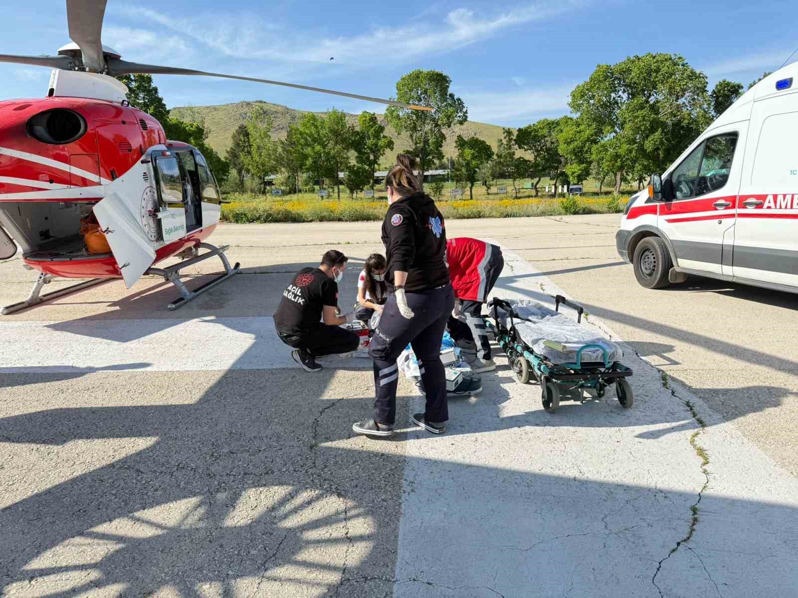 agrida-nobet-geciren-4-yasindaki-cocuk-icin-ambulans-helikopter-havalandi