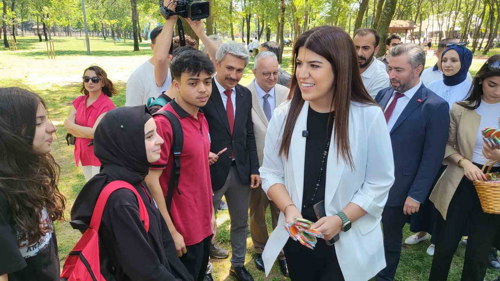 ak-parti-istanbul-milletvekili-derya-ayaydin-bayram-arefesinde-vatandaslarla-bir-araya-geldi