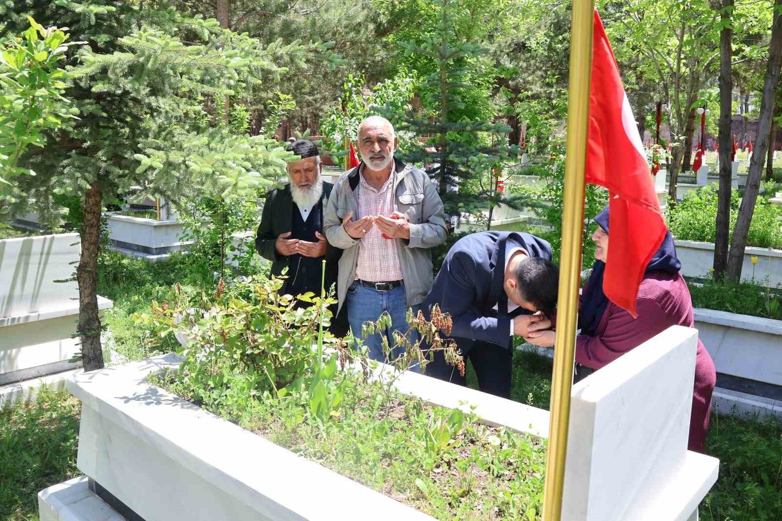 arefe-gununde-sehitlikler-ziyaret-edildi