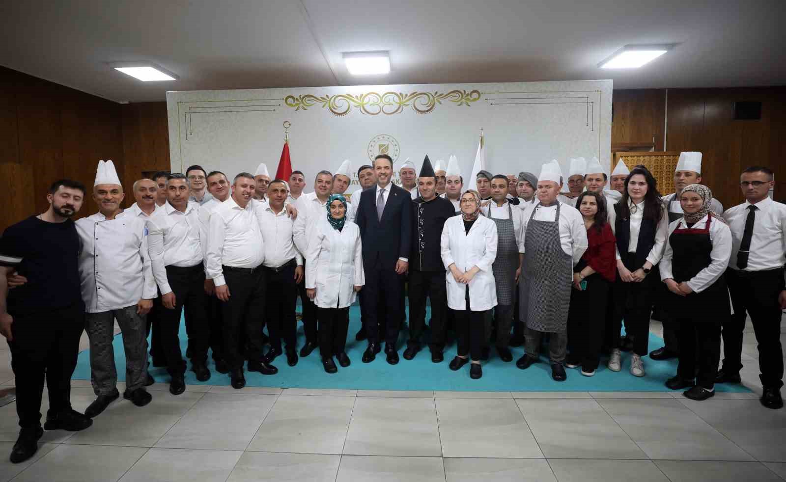 bakan-bayraktar-personel-ile-bayramlasti