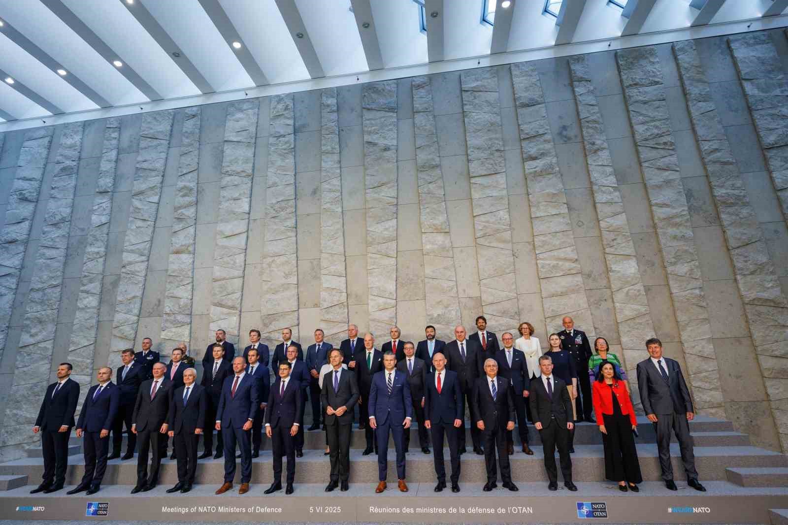 bakan-guler-nato-savunma-bakanlari-ile-aile-fotografi-cektirdi