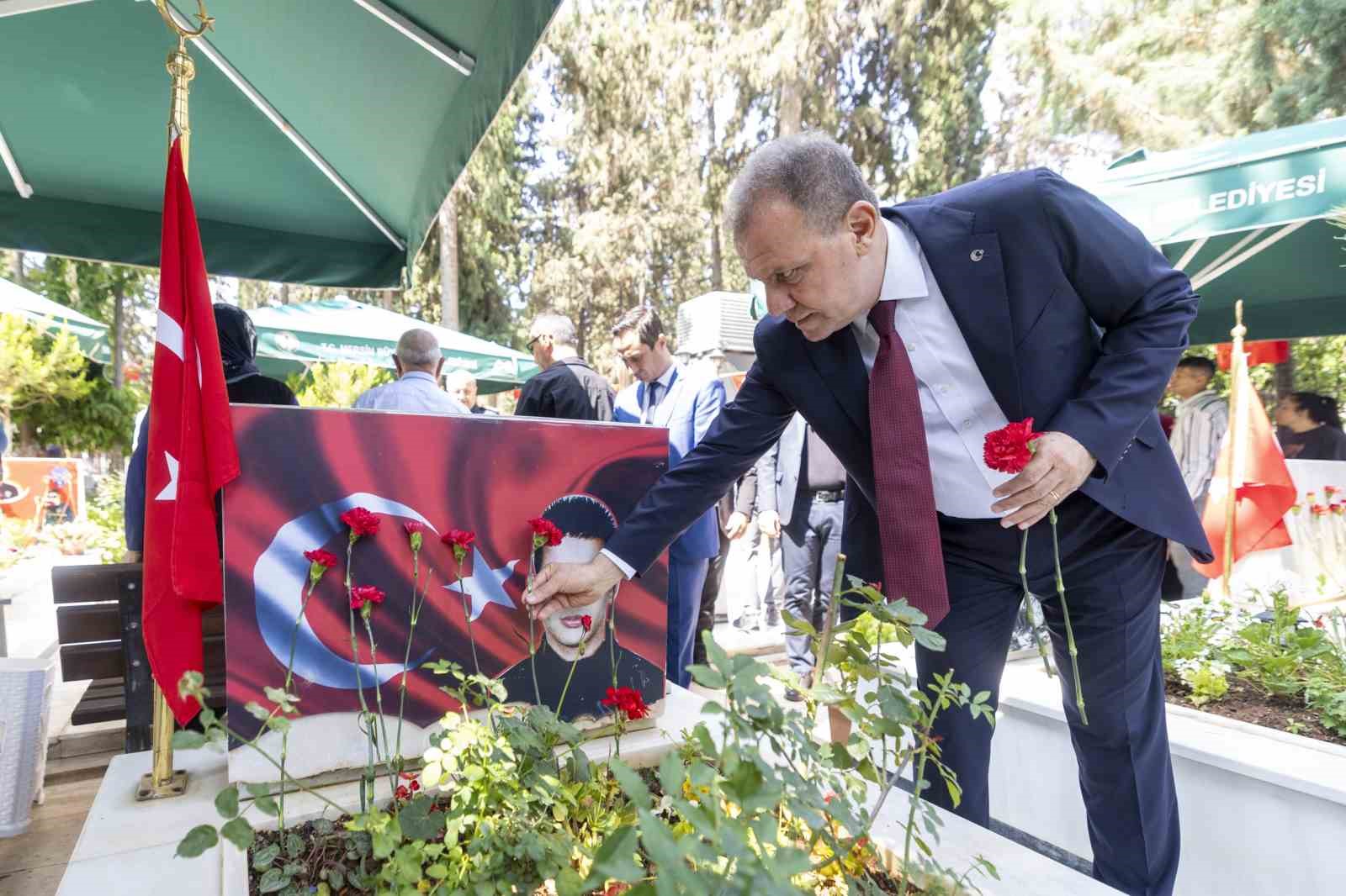 baskan-secer-sehitligi-ziyaret-etti-protokolle-bayramlasti