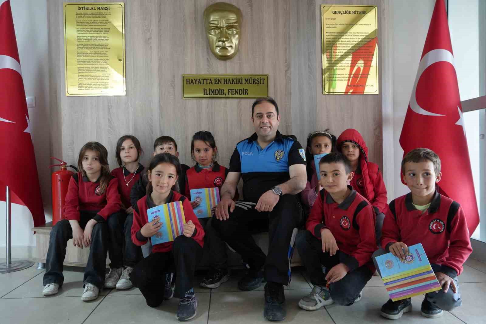 bayburt-polisi-ogrencileri-bilgilendirmeye-devam-ediyor