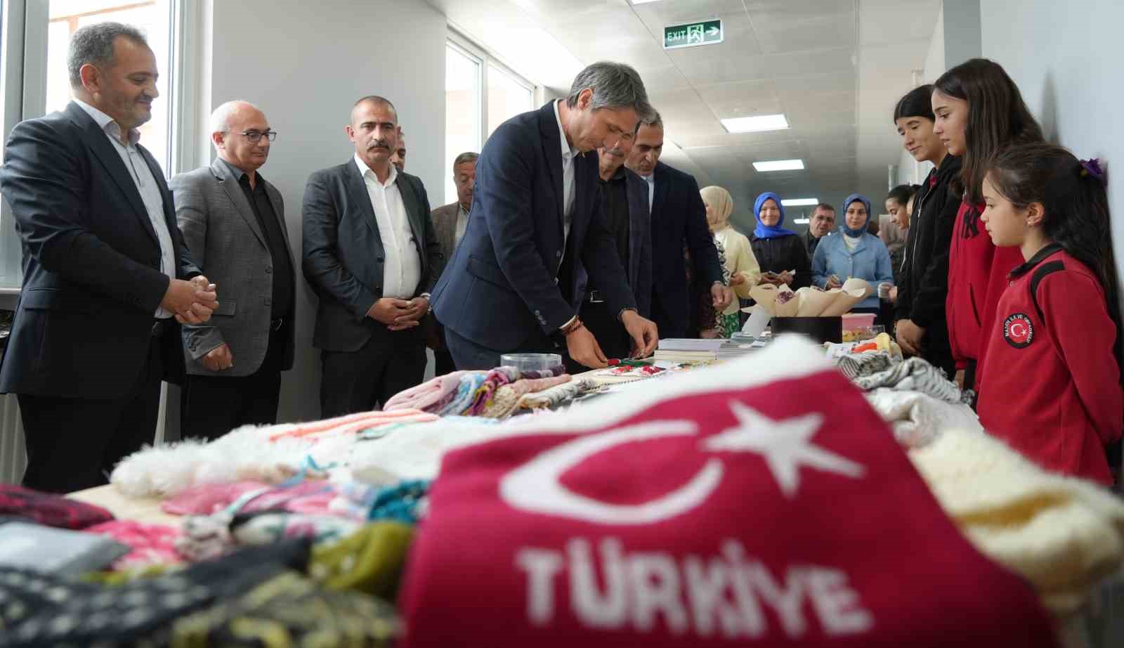 bayburtlu-ogrenciler-duzenlendikleri-hayir-carsisiyla-filistine-destek-oldular
