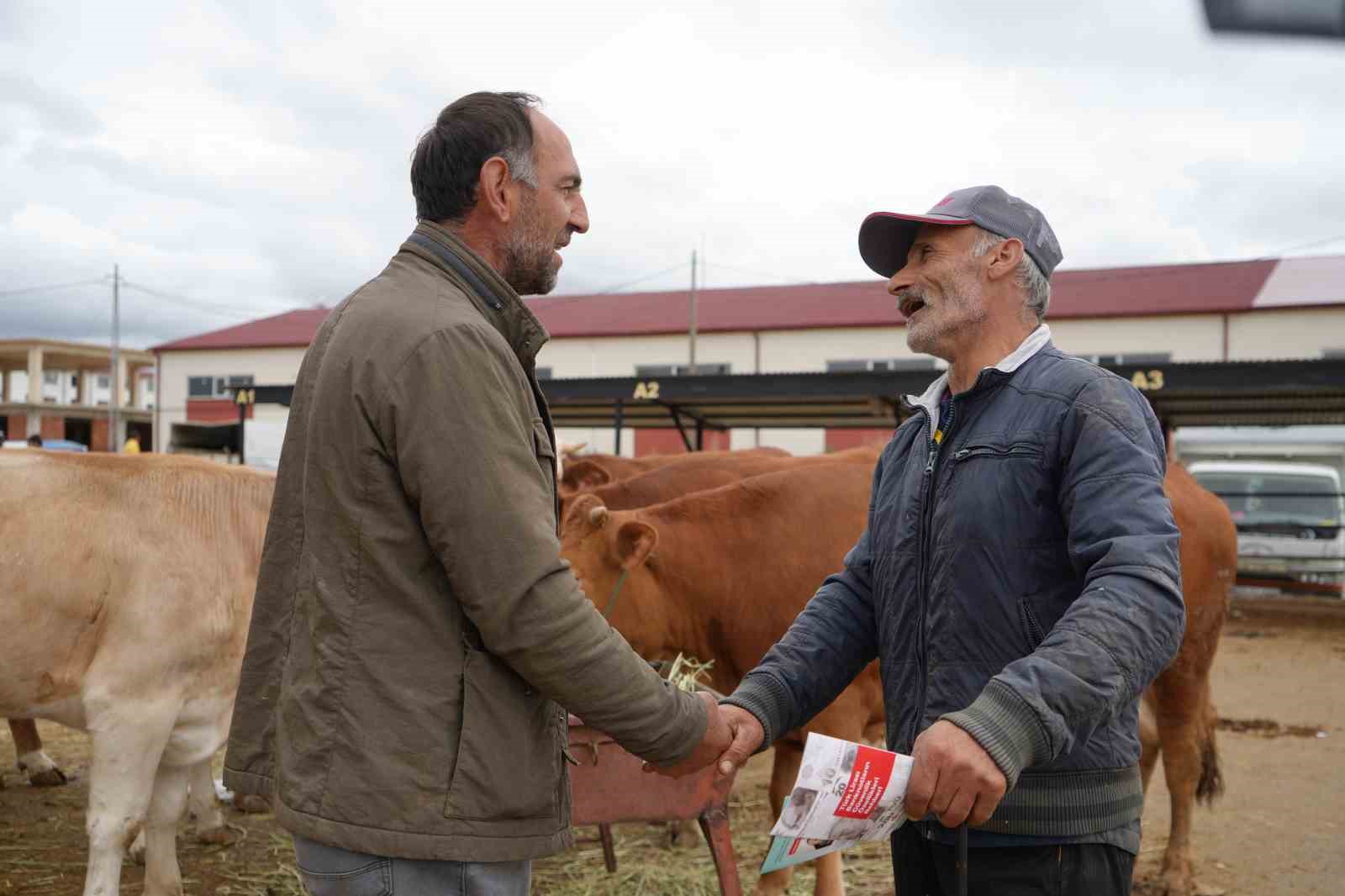 bayburtta-kurban-pazarligi-renkli-ve-samimi-goruntulere-sahne-oldu-fiyatta-orta-yolu-bulunca-sarilip-kucaklastilar