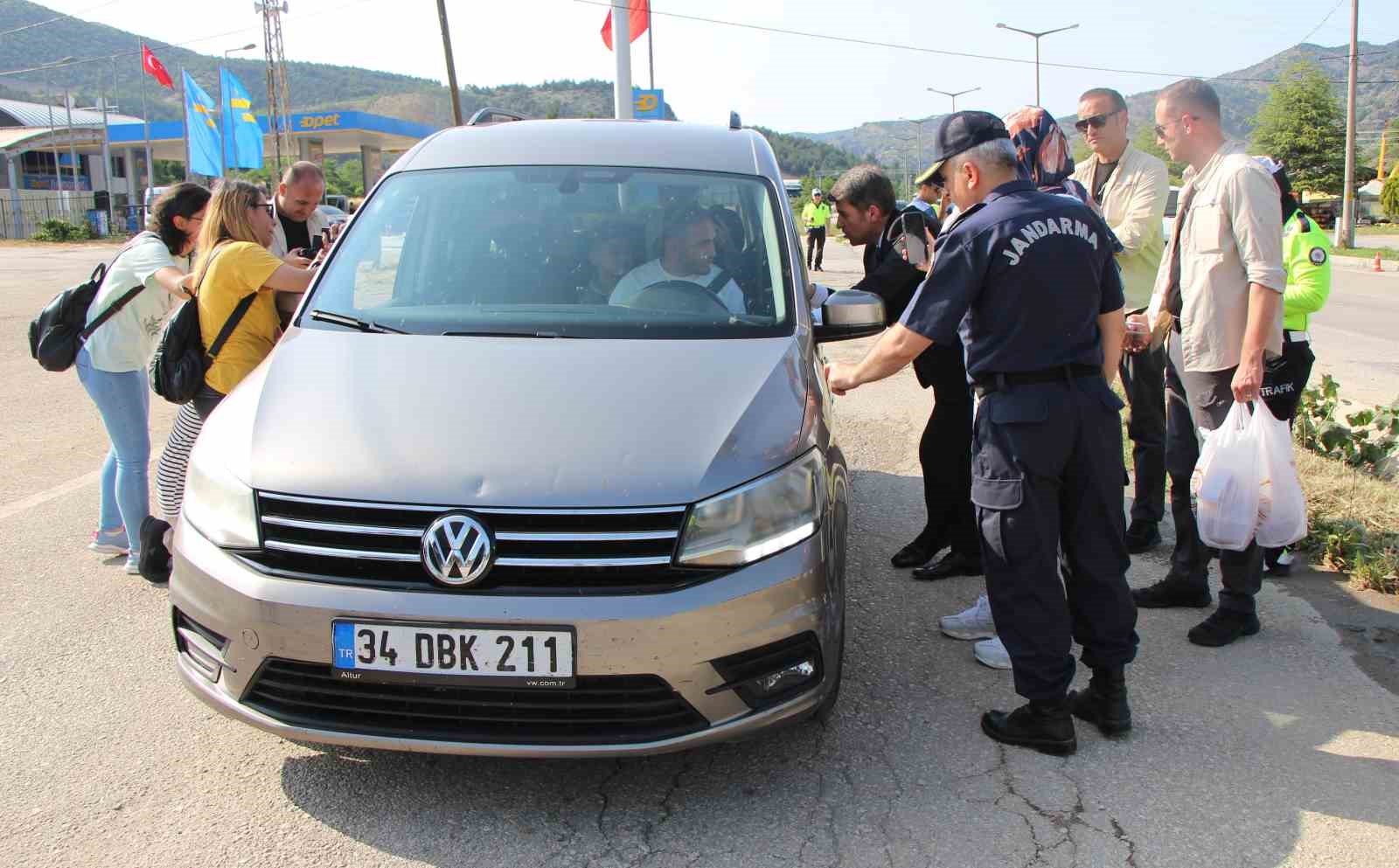 bayram-icin-yola-cikan-suruculere-amasya-coregi-jesti