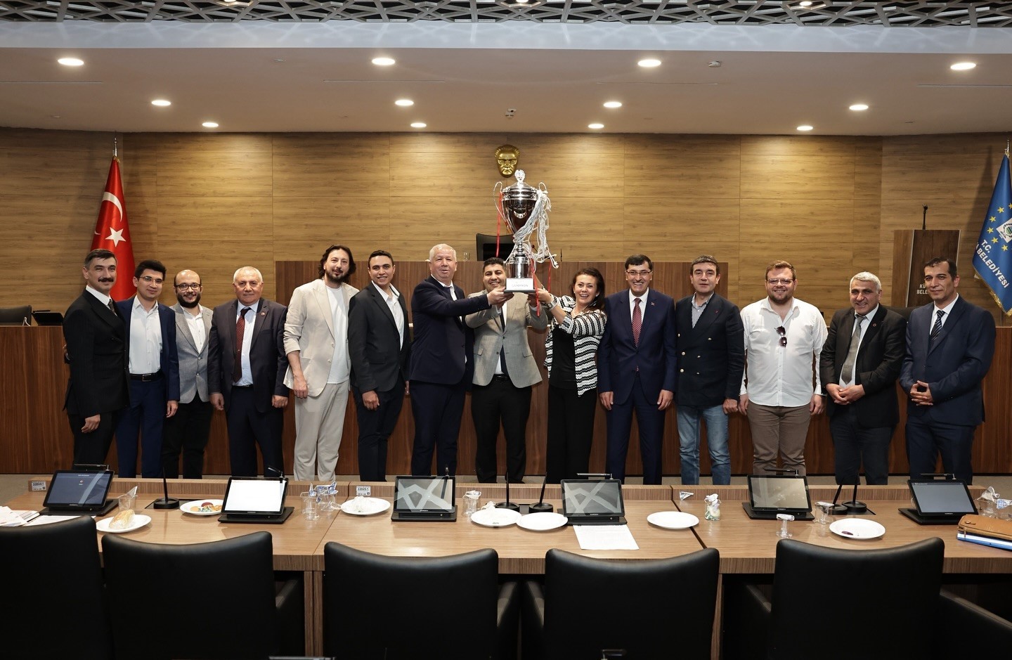 belediye-meclisine-basketbol-takiminin-sampiyonlugun-simgesi-olan-kupa-damgasi-vurdu