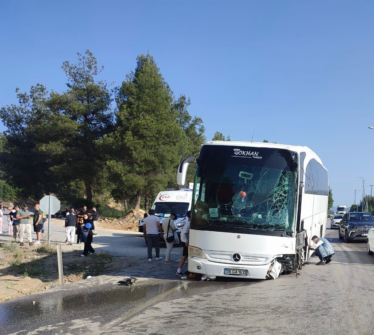 burdur-antalya-yolunda-refuje-cikan-yolcu-otobusu-direge-carpti-6-yarali