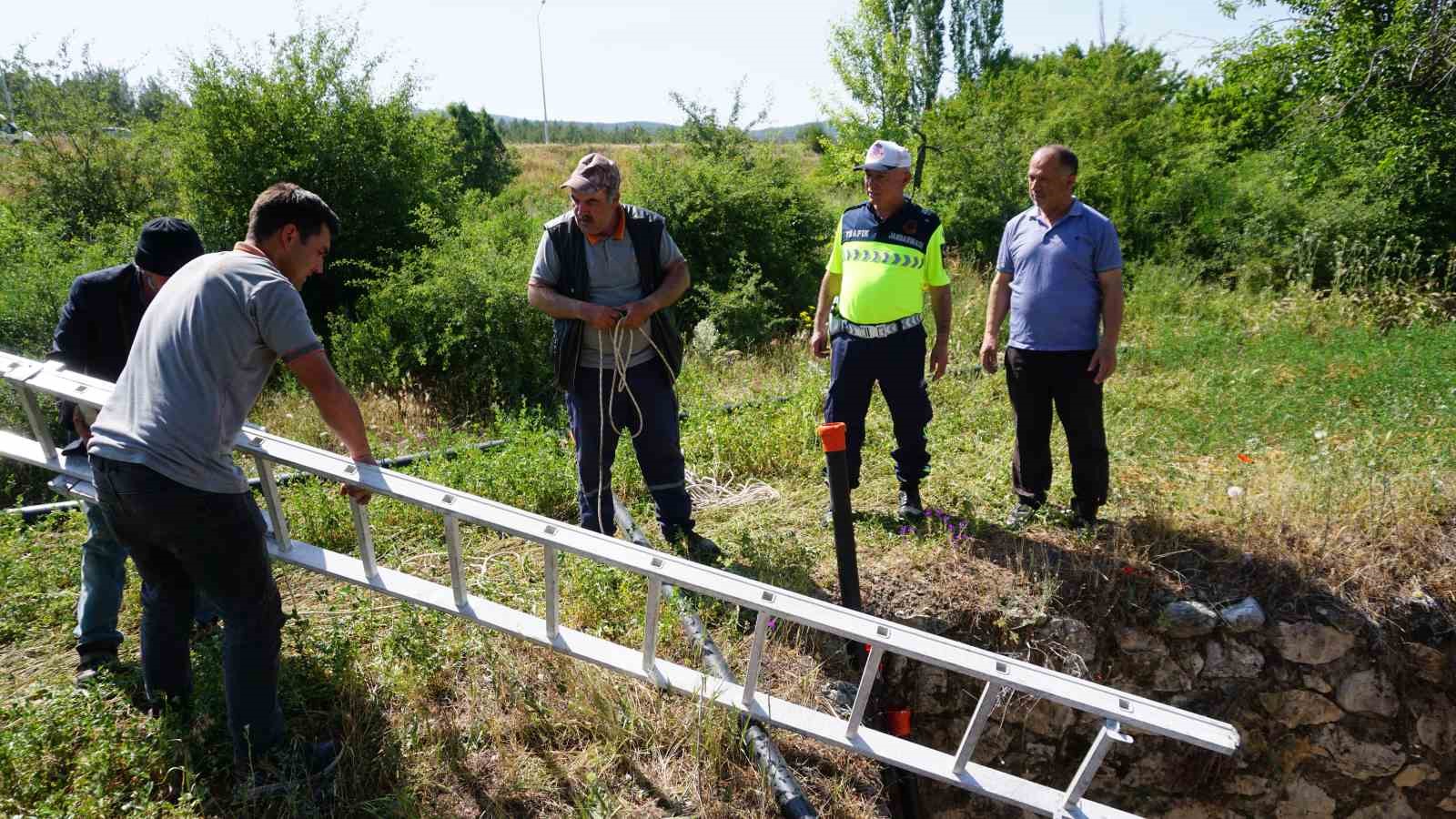 burdurda-kuyuya-dusen-kopek-45-dakikalik-operasyonla-kurtarildi