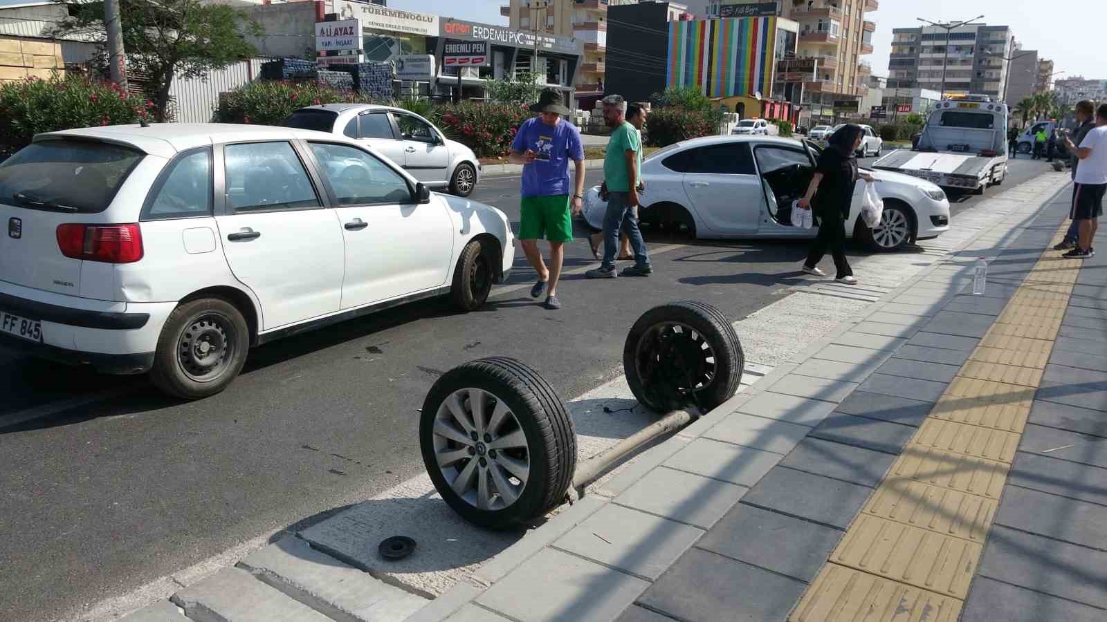 carpisan-otomobillerden-biri-ters-dondu-digerinin-iki-tekeri-govdeden-ayrildi