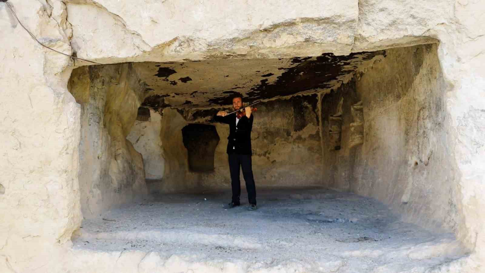 cemisgezekin-tarihi-in-deliklerinde-keman-resitali