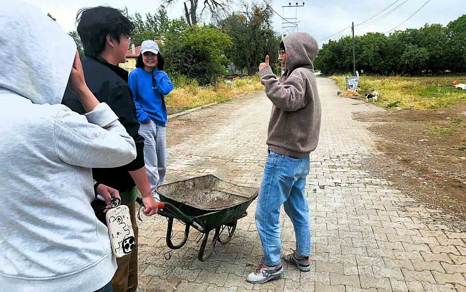 cinli-turistler-kendilerini-misafir-eden-yasli-kadina-ana-seni-cok-seviyoruz-diye-veda-etti