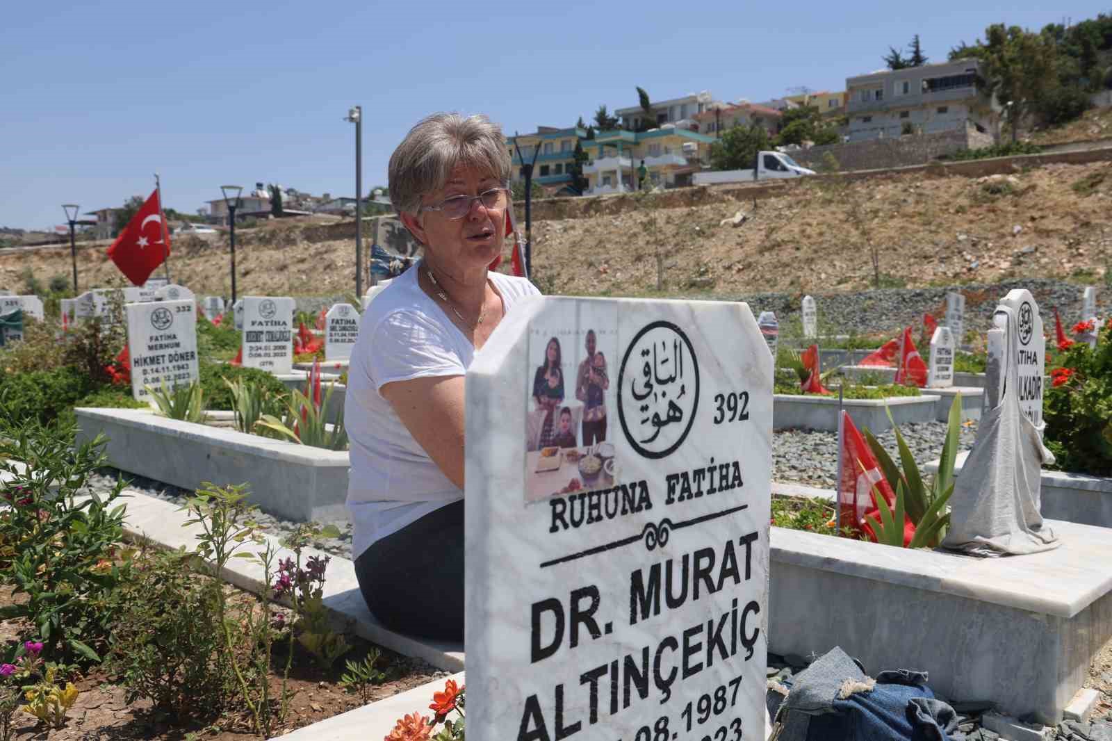 deprem-mezarliginda-huzunlu-arefe