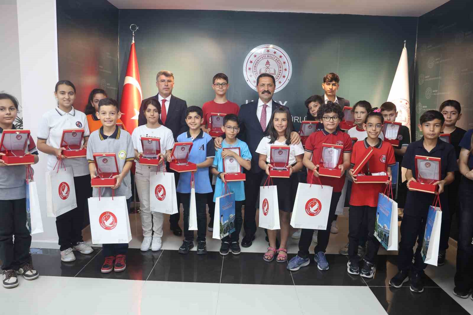 depremin-yaralarinin-sarildigi-hatayda-16-ogrenci-bursluluk-sinavindan-500-tam-almayi-basardi